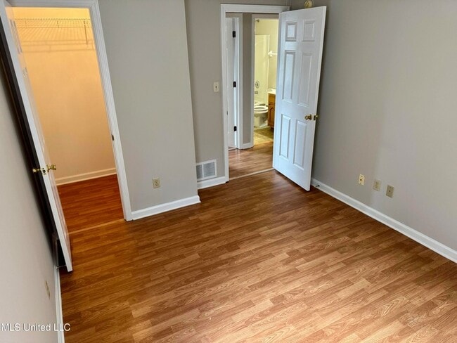 Building Photo - 8289 Clubview Dr