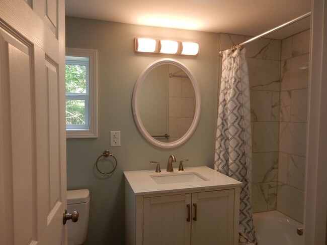 Building Photo - "Tiny" home offers one level living - WALK...