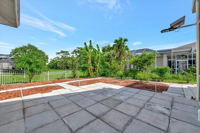 Building Photo - Convenient Central Location - 4 Bedroom + ...