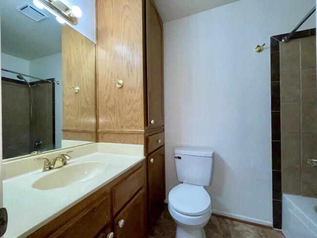 Building Photo - 2bed 2bath Gated Community with a Swimming Pool