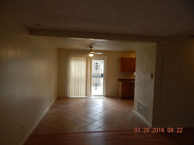Building Photo - Riverside - GATED 3 Bedroom Condo in Sprin...