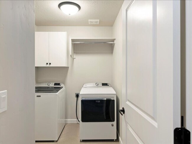 Building Photo - Free September Rent!  Beautiful Newer 4 Bed, 3 Bath located in the heart of Meridian - available ...
