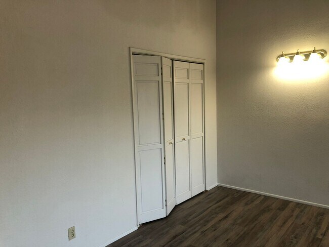 Building Photo - 3 bedroom 2 bathroom house in Thurston hills!
