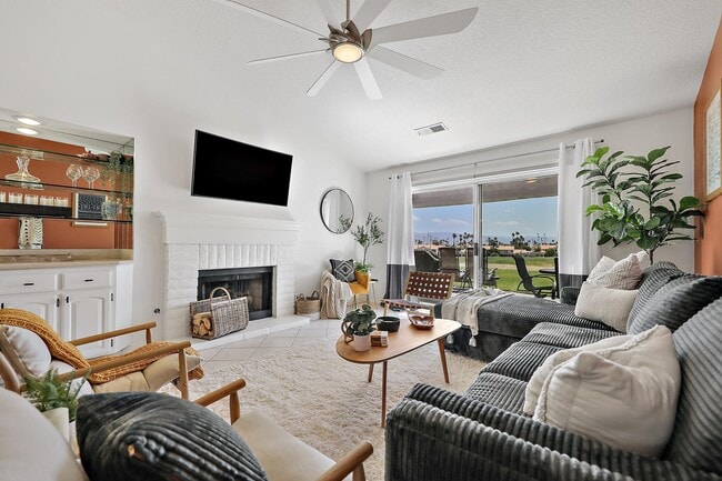 Building Photo - 699 Vista Lago Cir N