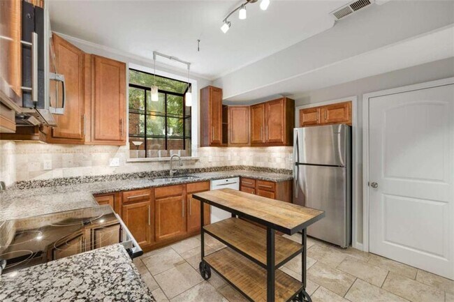 Building Photo - 654 Cleburne Terrace NE