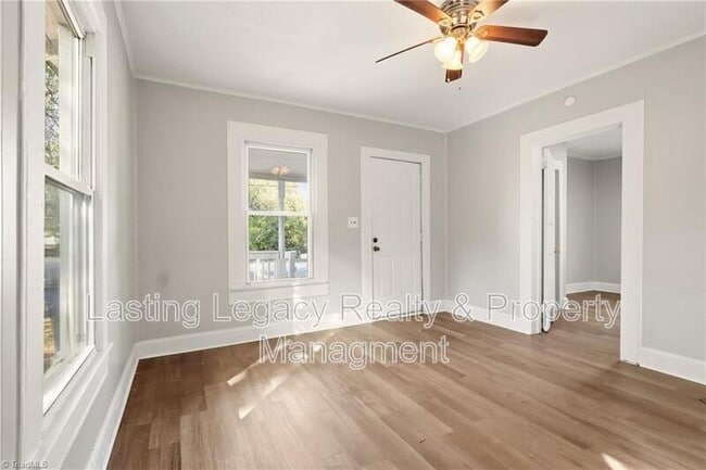 Building Photo - 2051 Bloomfield Dr