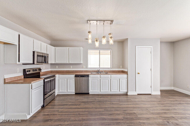 Building Photo - 1009 S 239th Dr