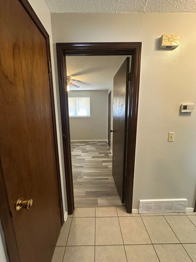 Building Photo - 3 Bed 1 Bath Brick Home with 1 Car Garage