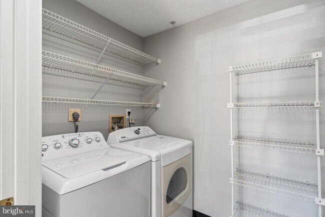 Building Photo - 699 Winding Stream Way