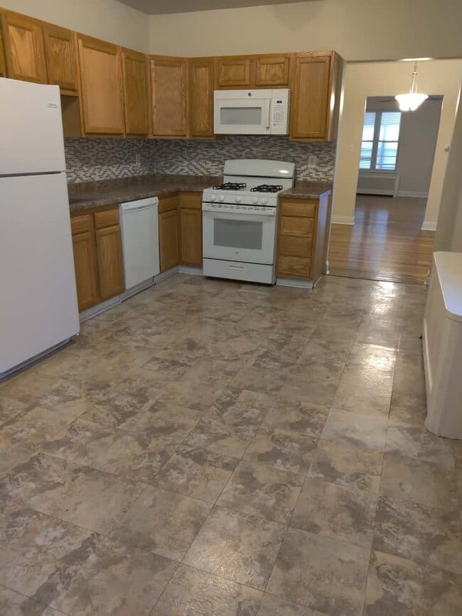 Building Photo - 6133 Elmwood Ave