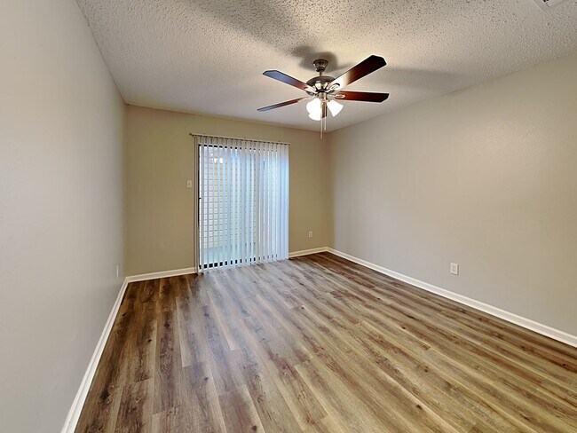 Building Photo - 3 BR/2BA | Newly Renovated Single Family in Dallas | Fenced Backyard | Located Near The Great Tri...
