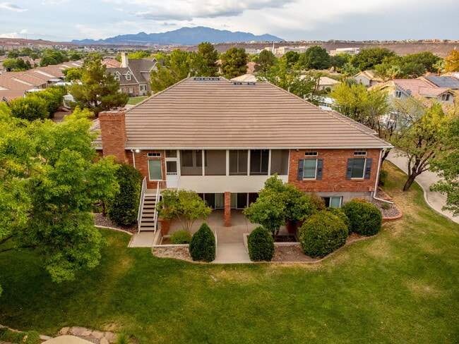 Building Photo - "Spacious 4-Bedroom, 4.5 Bathroom 4792 sq. ft. Retreat with Scenic Views and Cozy Fireplace in St...