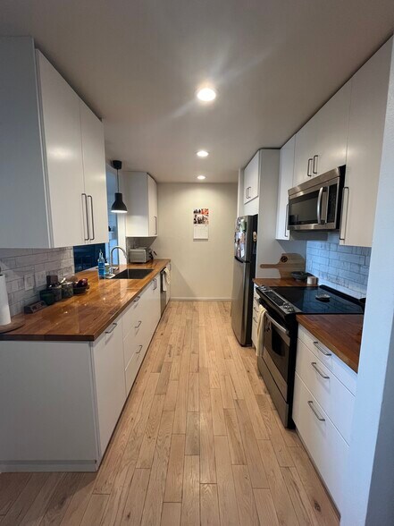 Building Photo - 1556 Bradley Dr