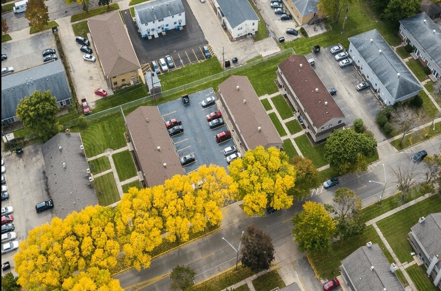 Building Photo - 826 W Hillcrest Dr