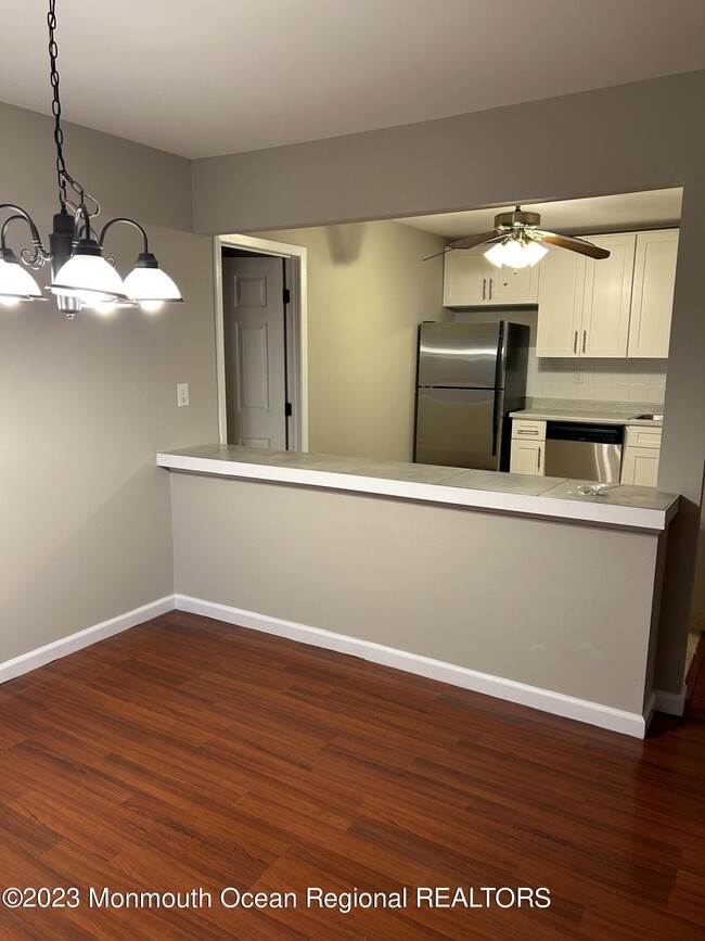 Building Photo - 136 Amberly Dr