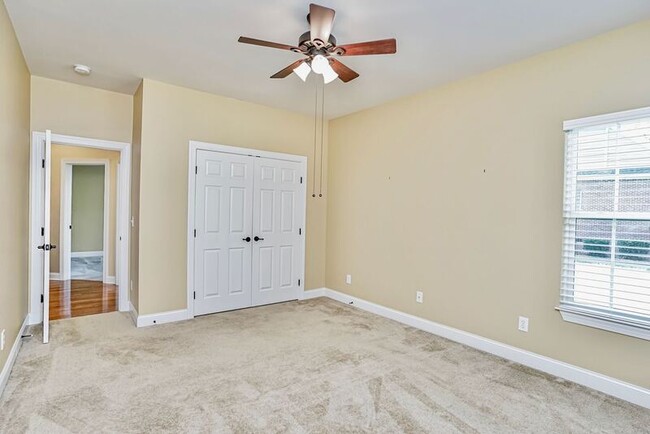 Building Photo - 100 Little Pond Dr