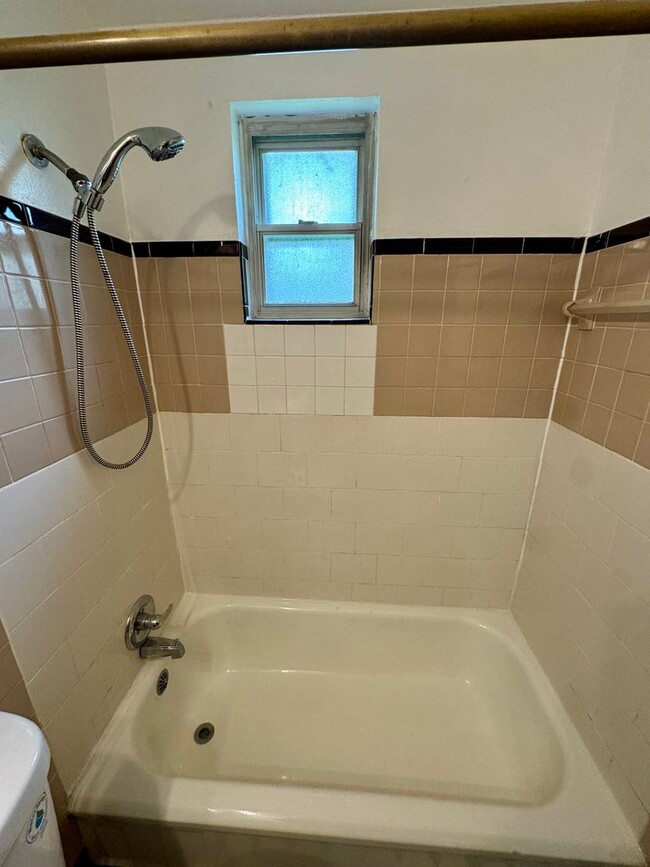Building Photo - Charming 4 Bed 1.5 Bath house with BRAND NEW KITCHEN!!!