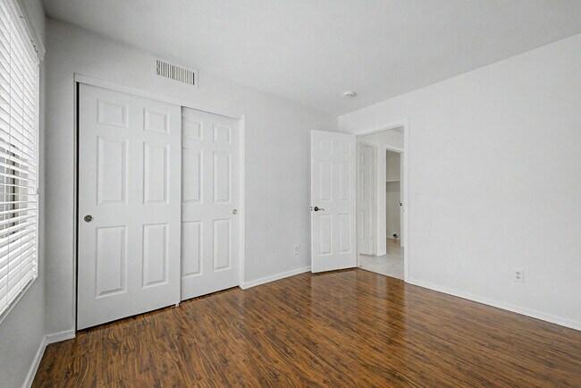 Building Photo - 1513 W Lark Dr