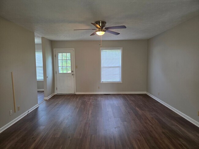 Building Photo - 1/2 OFF 1st Month's Rent!!