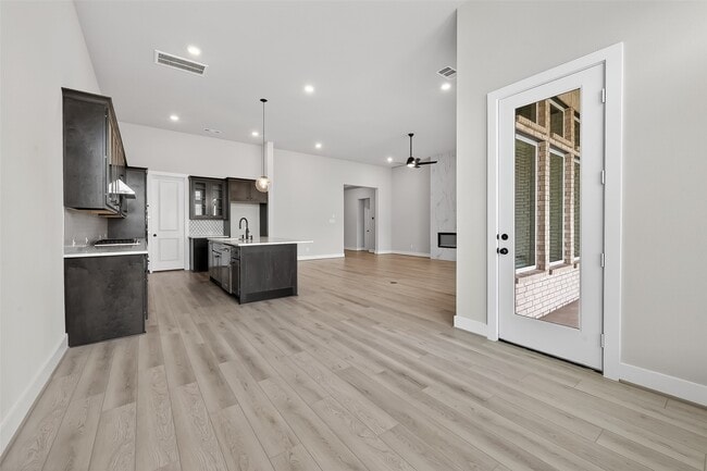 Building Photo - 2022 Serene Spgs Dr