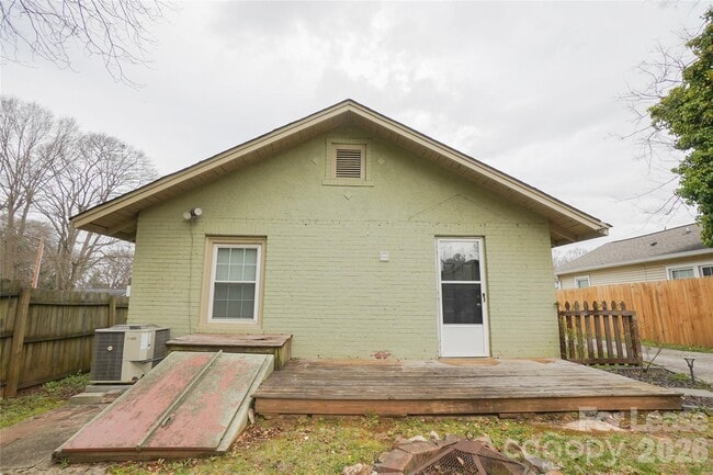 Building Photo - 303 Devine Ave