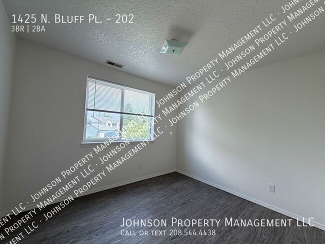 Building Photo - 1425 N Bluff Pl