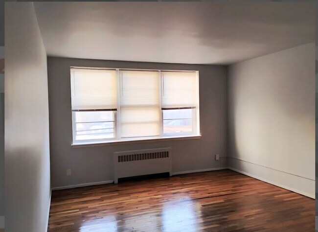 Building Photo - Studio apartment available