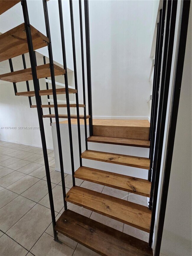 Building Photo - 6252 Highland Ct