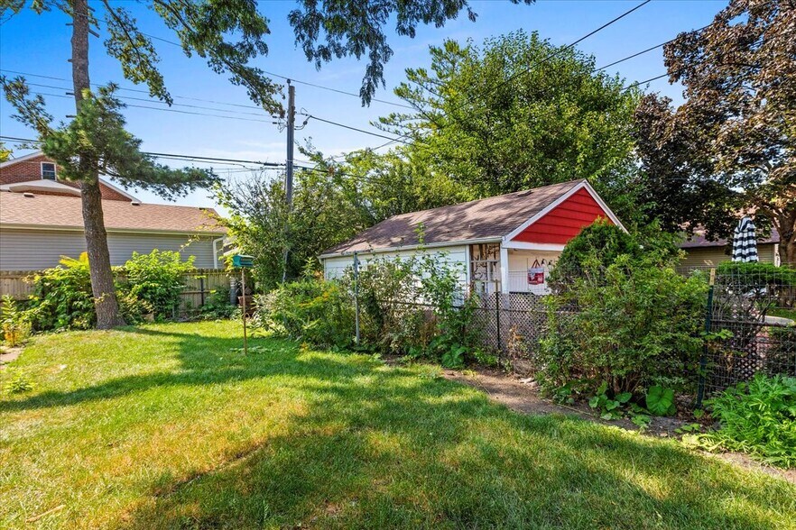 Yard - 7236 N Olcott Ave