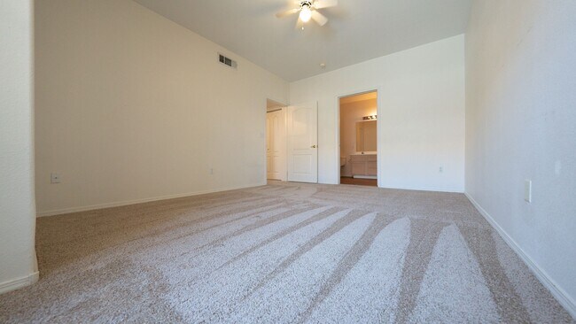 Building Photo - 2 Bedroom 2 Bath Condo with 1 Car Garage