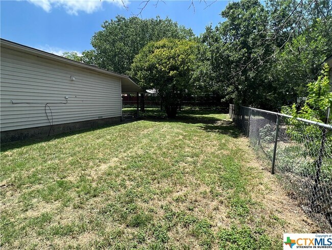Building Photo - 208 Easy St
