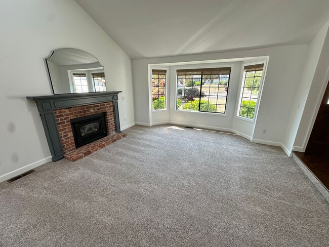 Building Photo - Stunning large 3 bedroom home in West Aubu...