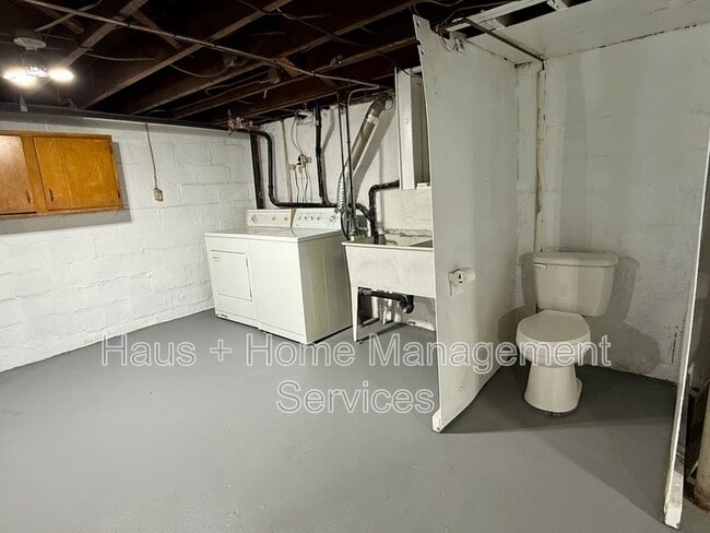 Building Photo - 544 James St