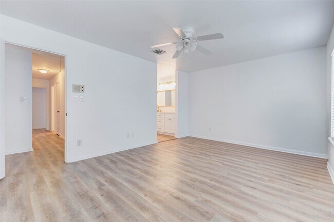 Building Photo - 10720 Briar Forest Dr