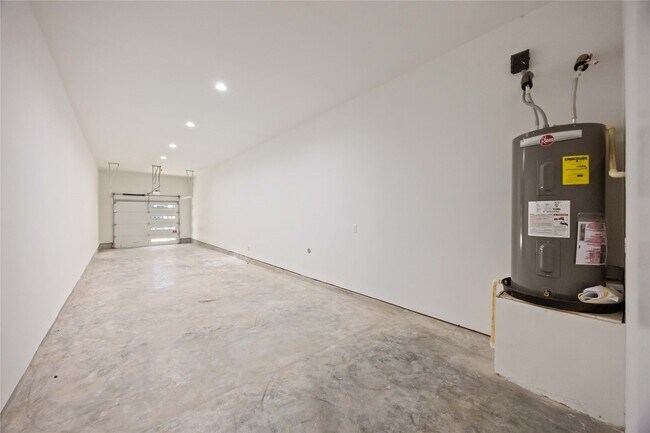 Building Photo - 6528 Tuskegee St