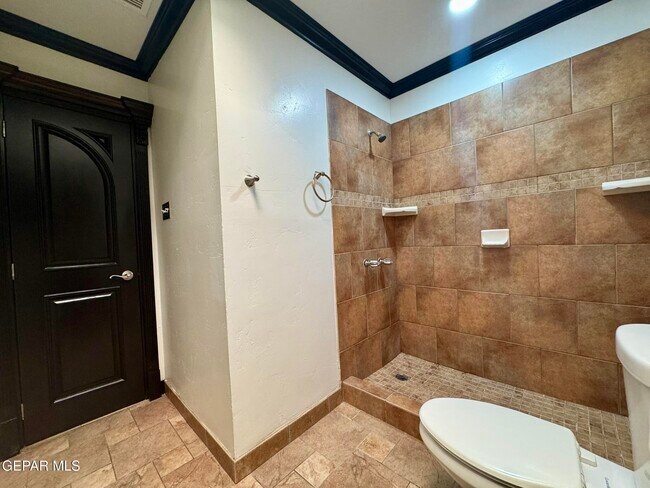 Building Photo - 142 Clairemont Rd