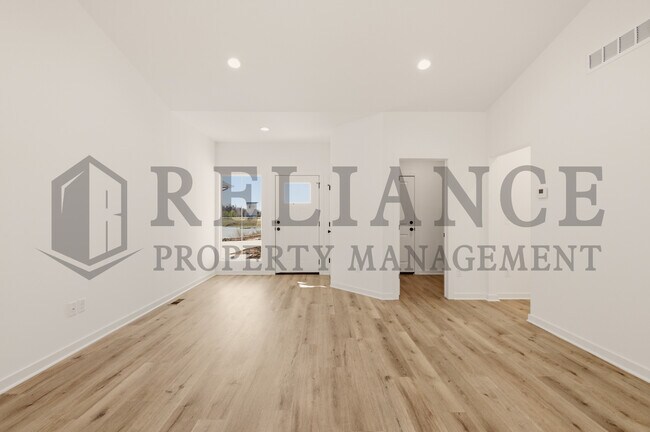 Building Photo - 5240 N Pinecrest Ct