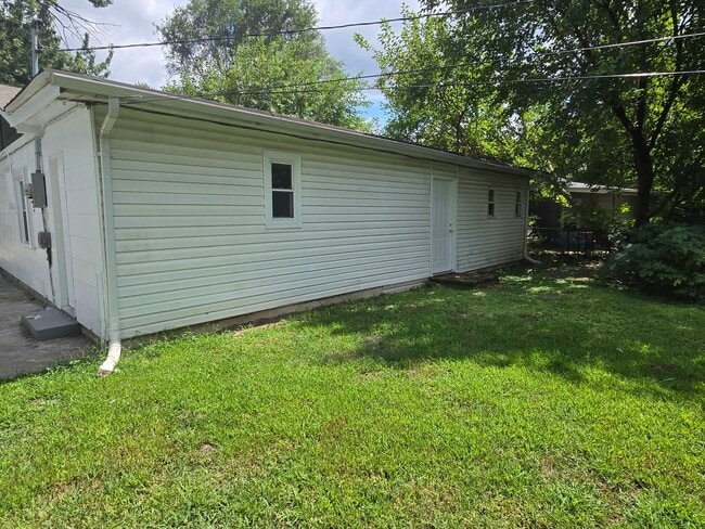 Building Photo - 4BD/1 BA nicely updated home
