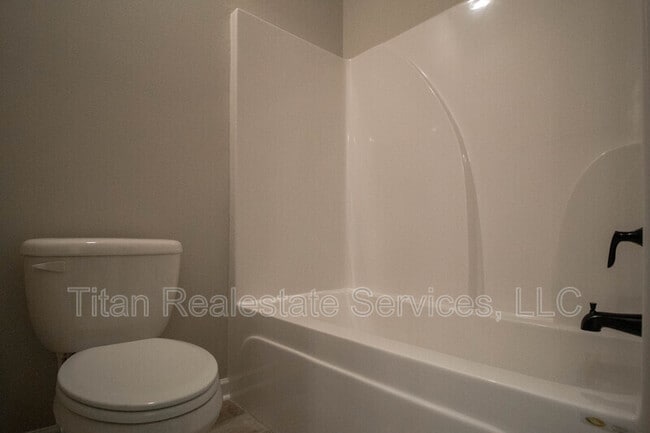 Building Photo - 526 Elwick Dr