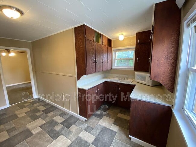 Building Photo - 220 E 7th St