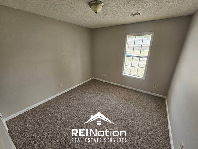 Building Photo - MEMPHIS CHARMER! | Brick Fireplace & Bright Windows | 3 Bed / 2 Bath & Fenced Yard!
