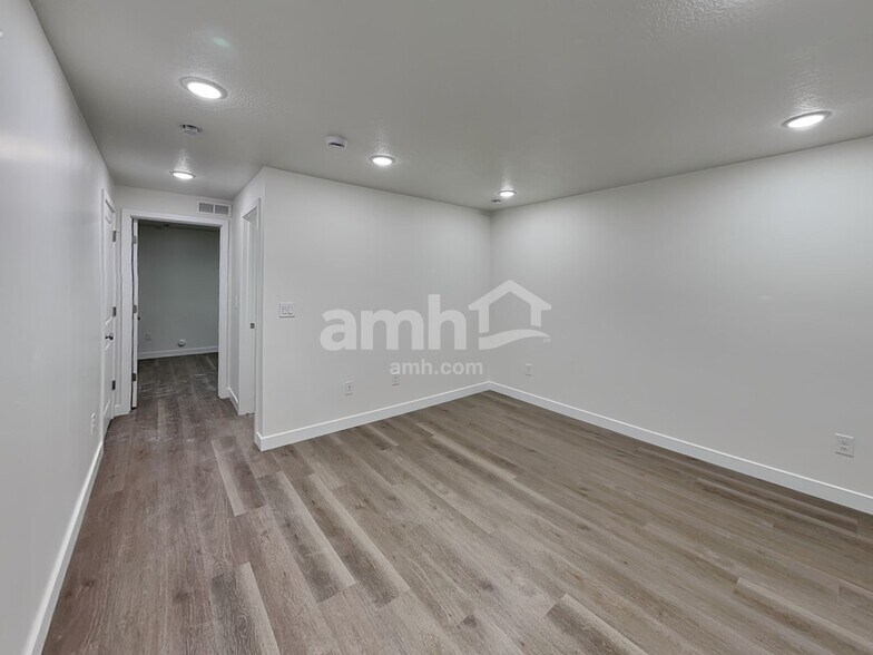 Building Photo - 1256 W Mahogany St