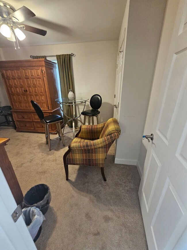 Building Photo - 3 bdrm 2.5 bath in downtown area
