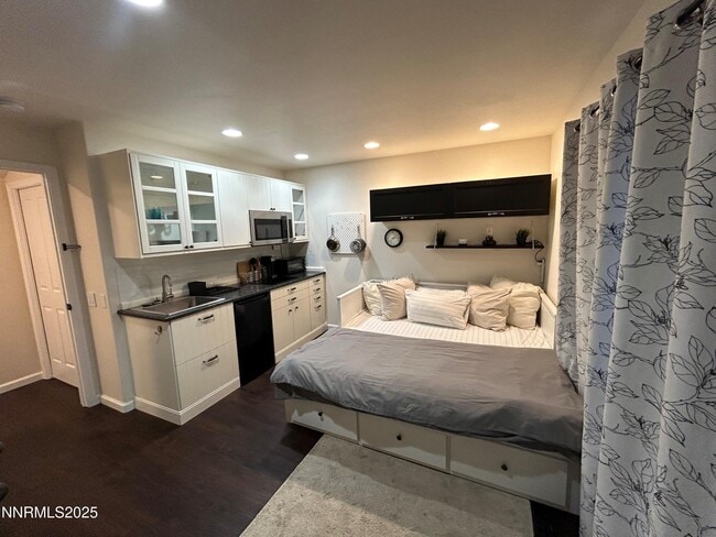 Building Photo - 655 E Riverview Cir