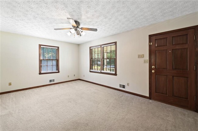 Building Photo - 106 Robinhood Dr