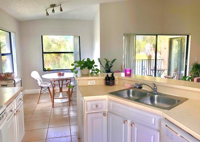 Building Photo - 9999 Summerbreeze Dr