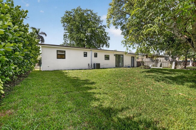 Building Photo - 4329 SW 49th Ct