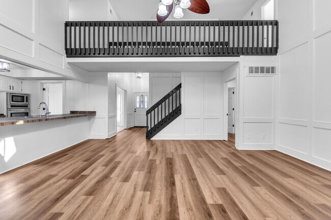 Building Photo - AVAILABLE NOW!! 5 Bedroom 3.5 Bath Fully R...