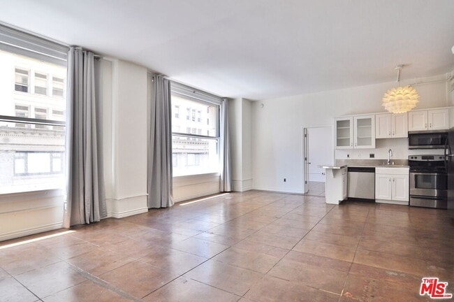 Primary Photo - 215 W 7th St