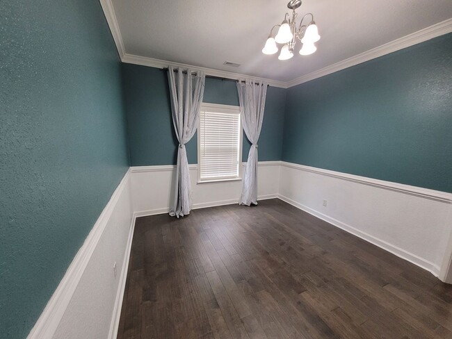 Building Photo - Beautiful 4 Bedroom, 2.5 Bath Home